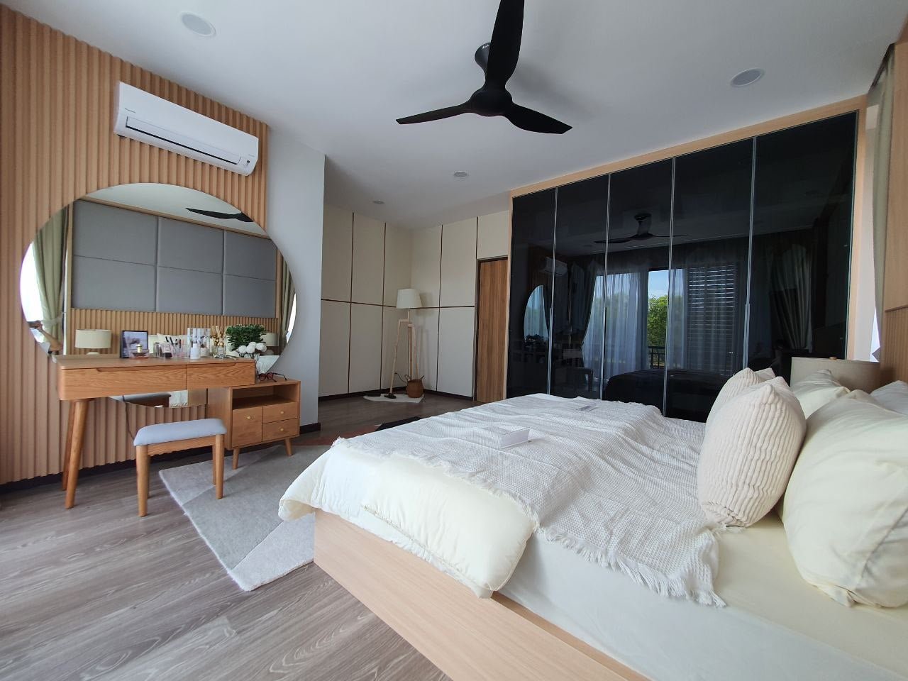 photo_6197500803422470636_y